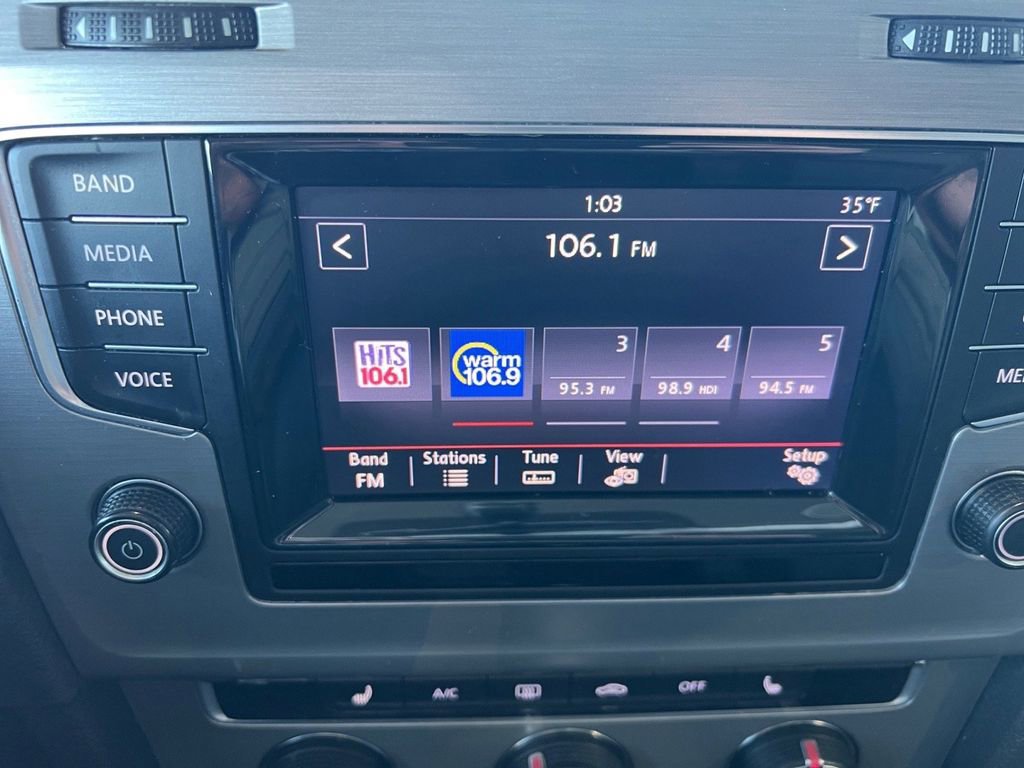 Used 2015 Volkswagen Golf S image 31