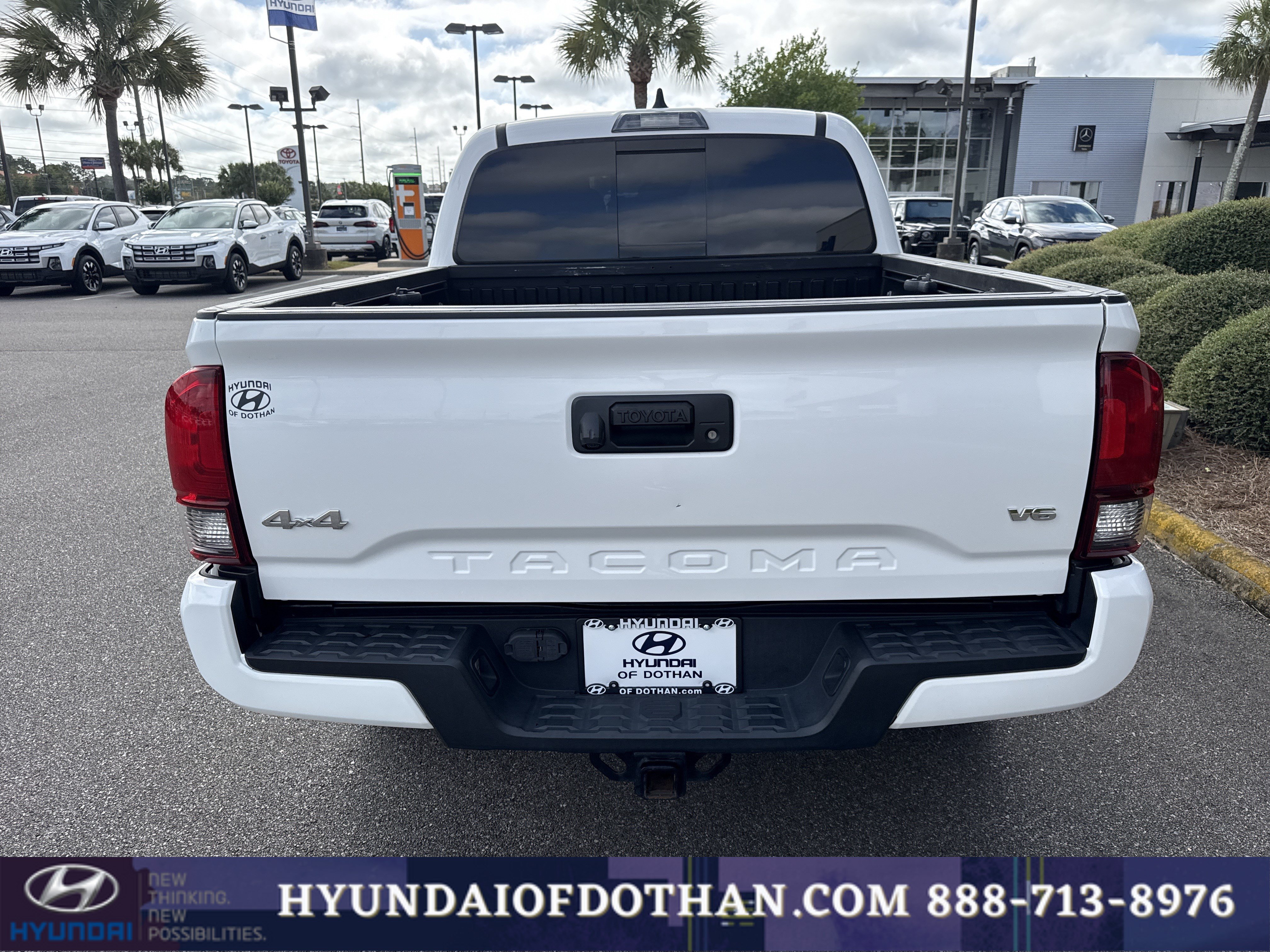 Used 2023 Toyota Tacoma SR5 w/ Technology Package AWD/4WD image 3