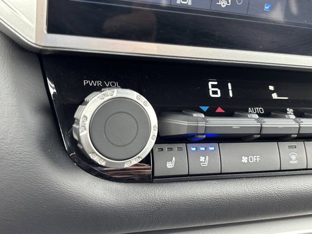 Used 2025 Toyota Tundra Platinum image 40