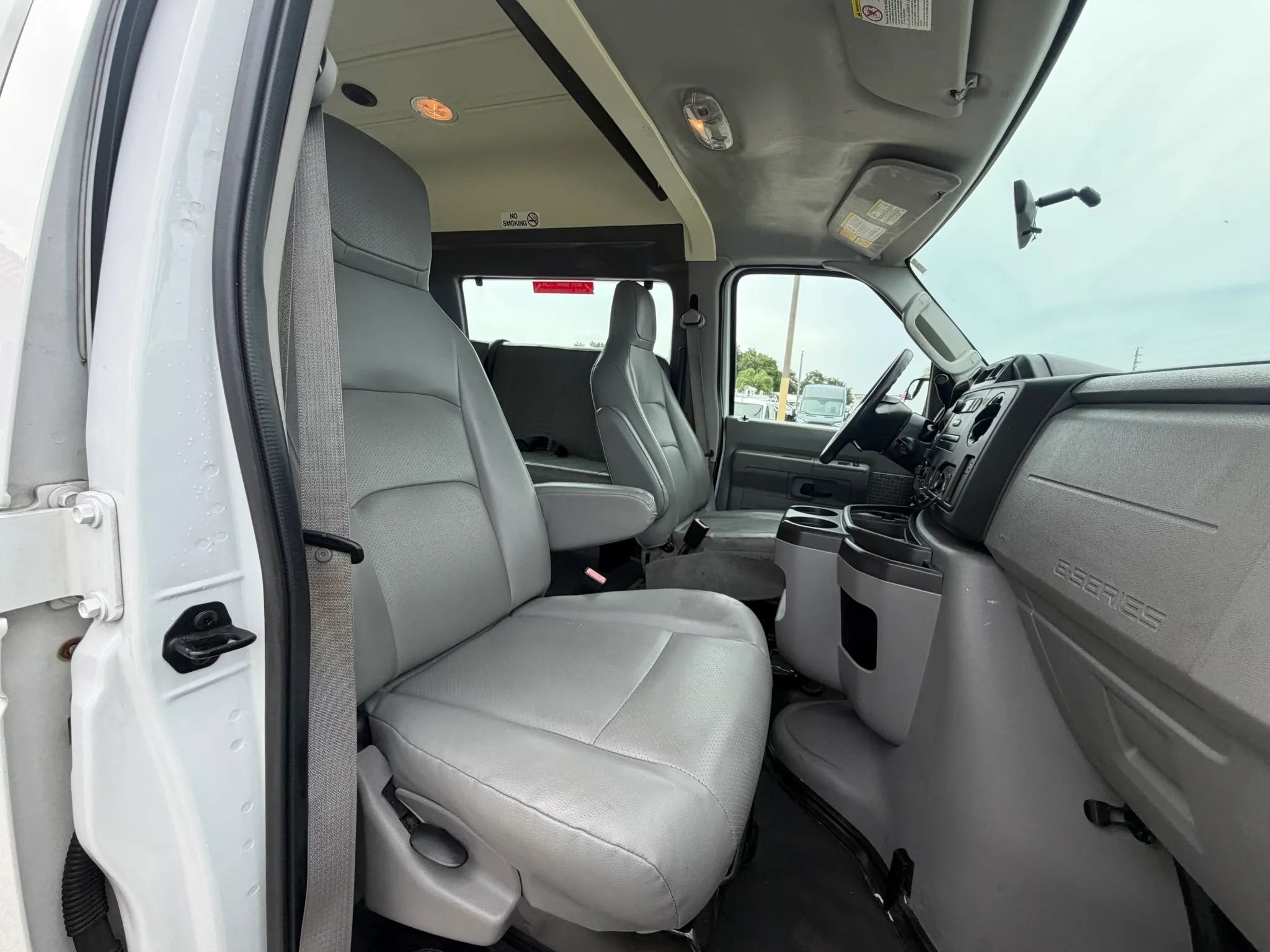 Used 2014 Ford E-250 and Econoline 250 Extended w/ Power Group RWD image 17
