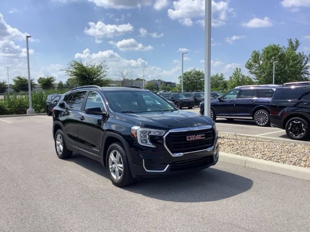 Used 2023 GMC Terrain SLE w/ Driver Convenience Package AWD/4WD image 3