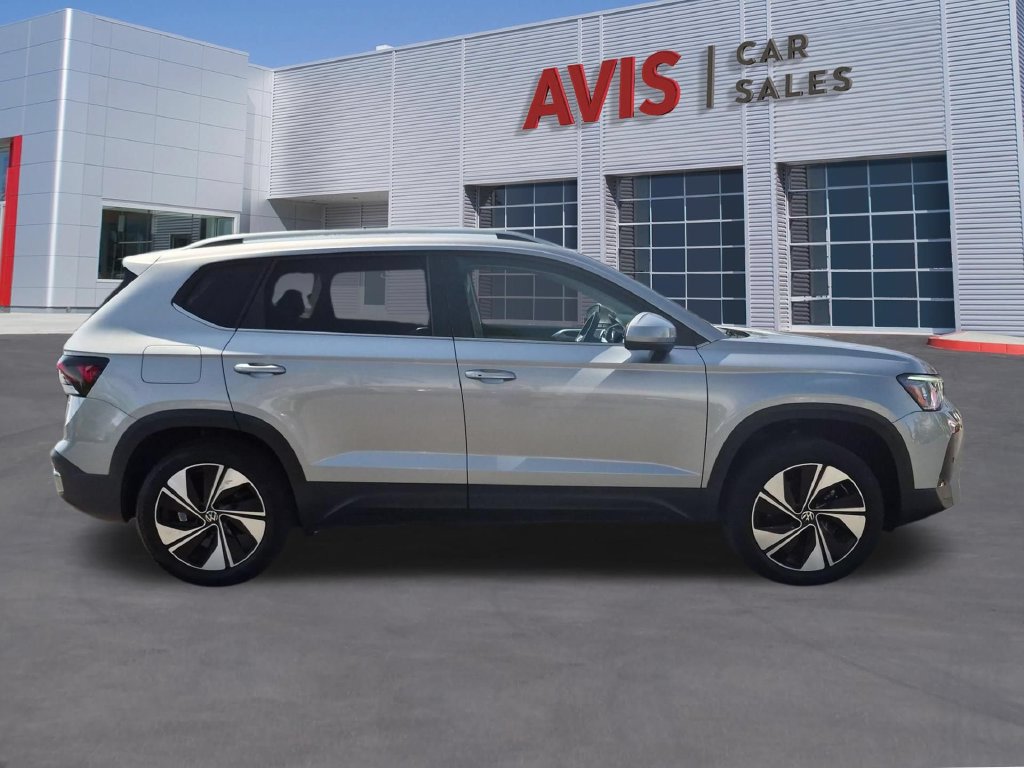 Used 2025 Volkswagen Taos SE AWD/4WD image 5