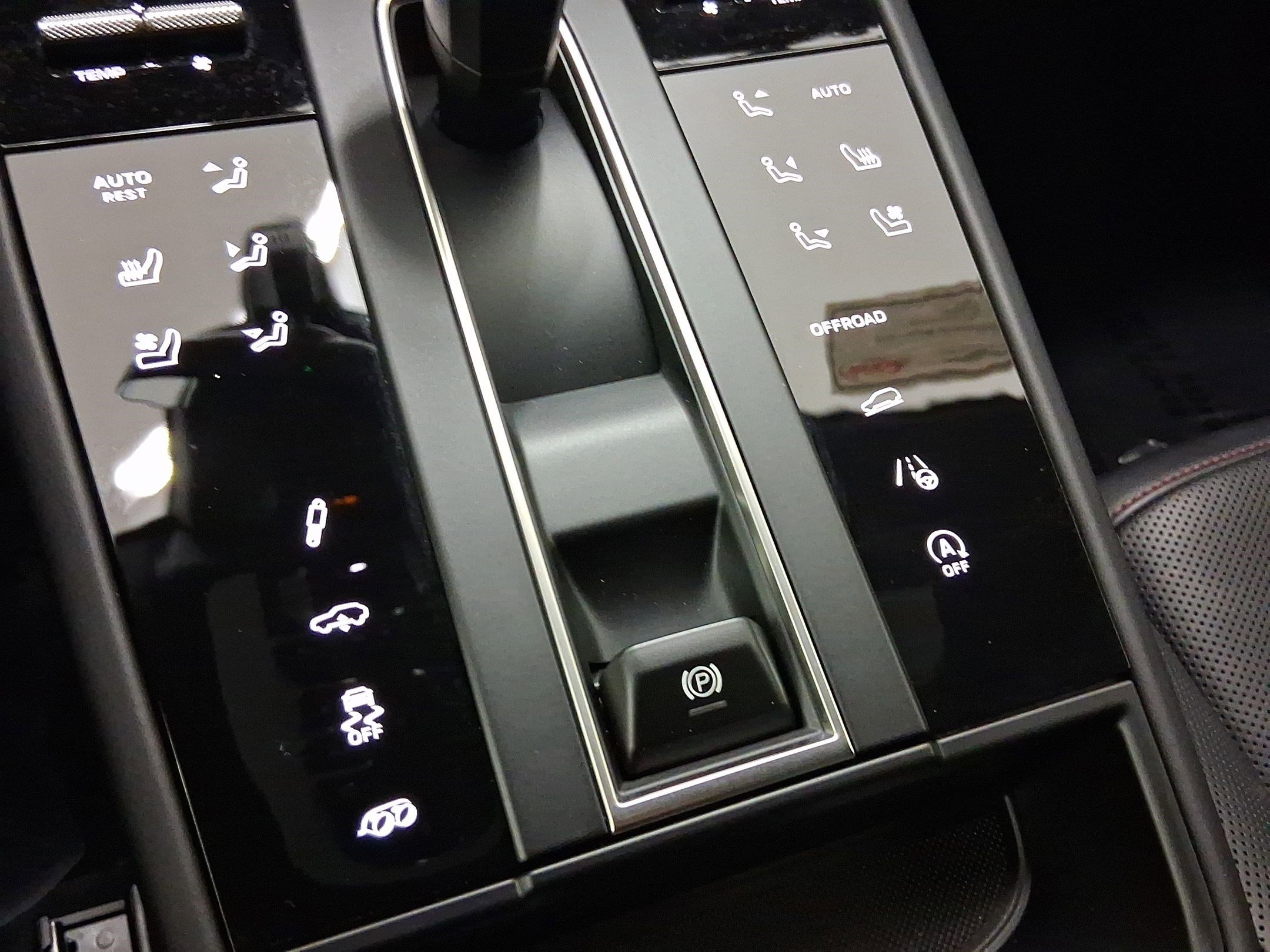 Certified 2025 Porsche Macan GTS image 30