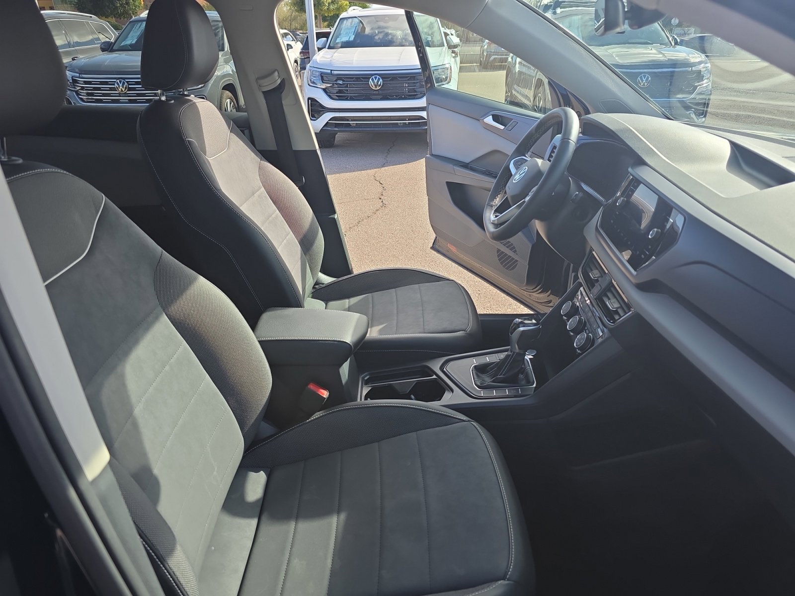 Certified 2023 Volkswagen Taos SE w/ Black Wheel Package image 19