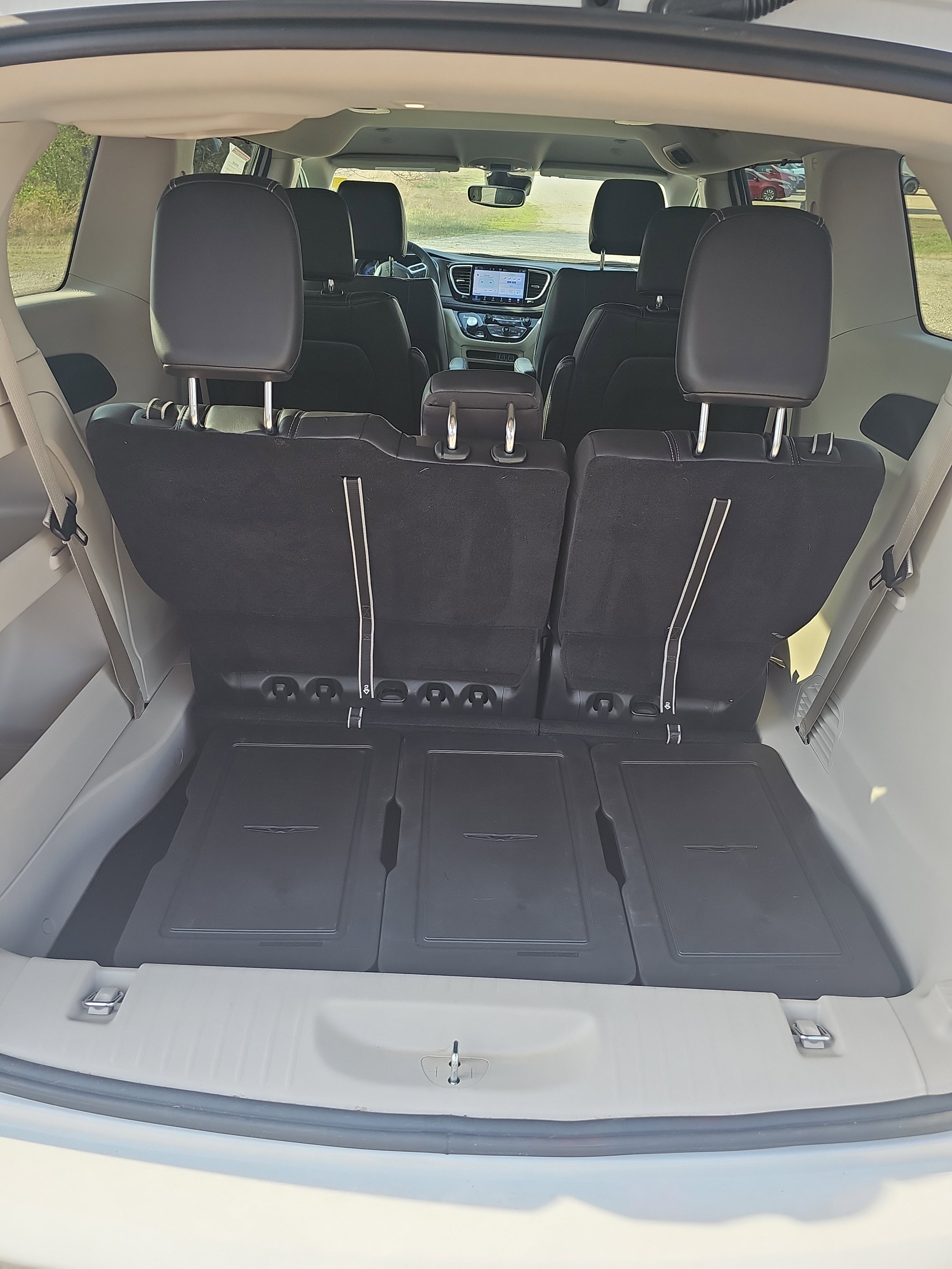 Used 2024 Chrysler Pacifica Touring-L w/ Road Tripper Package image 9