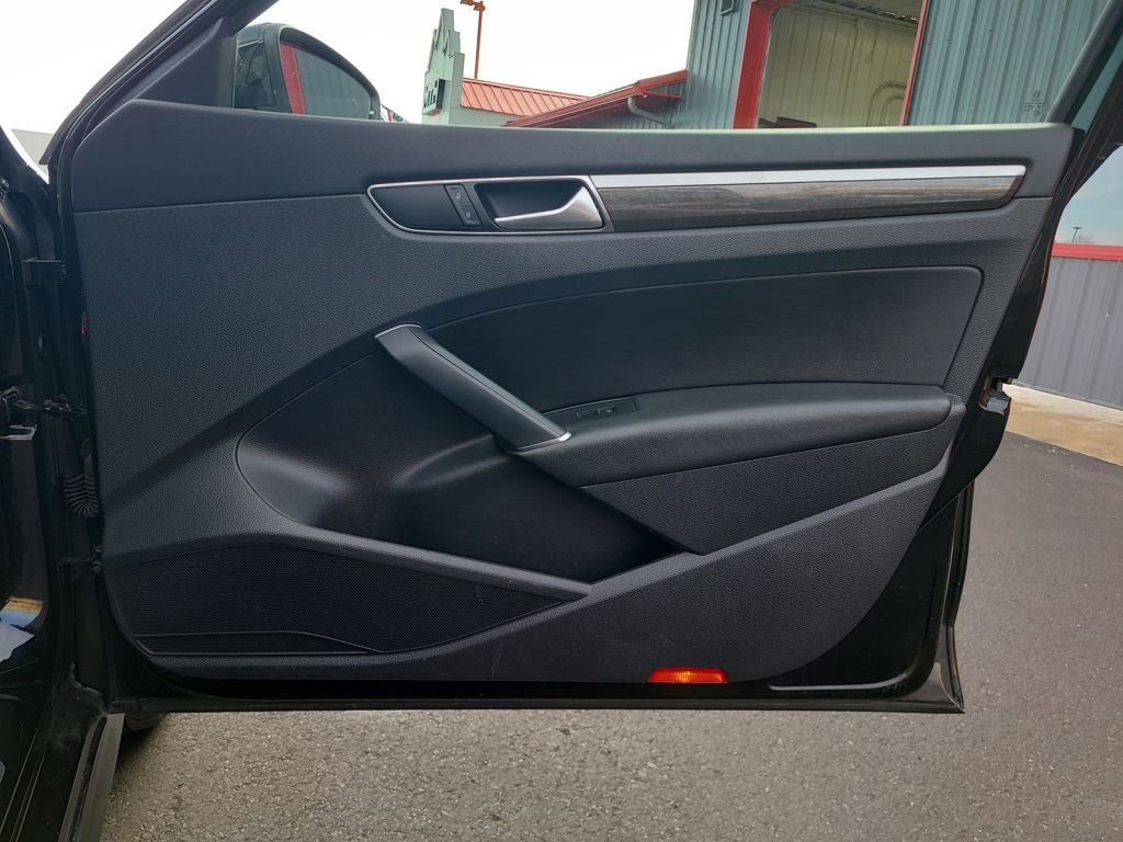 Used 2016 Volkswagen Passat 1.8T SEL Premium image 39