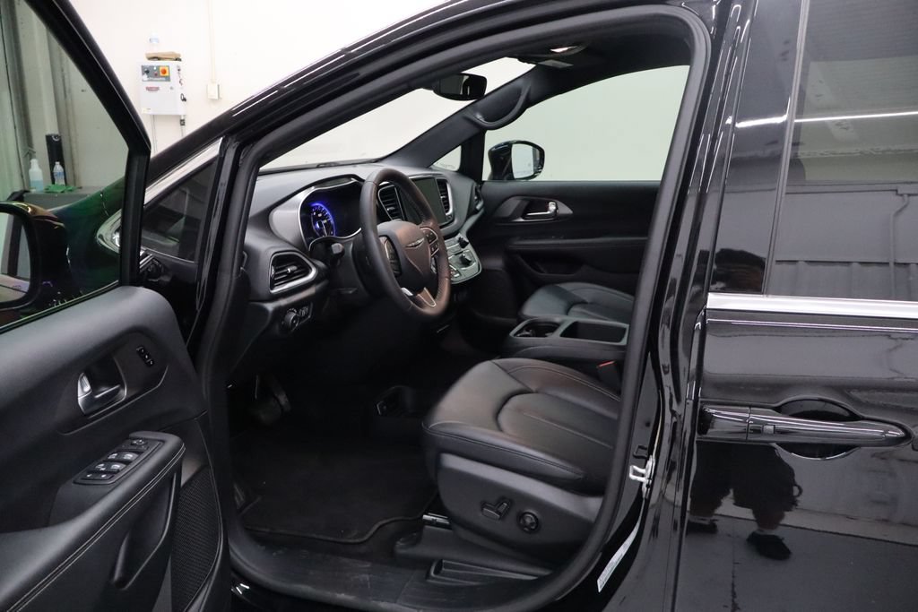 Used 2025 Chrysler Pacifica Select FWD image 24