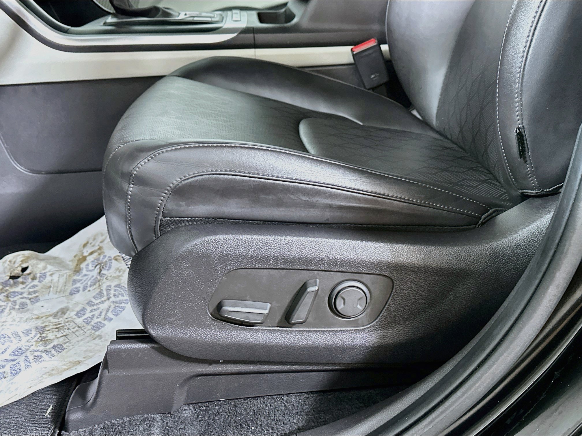 Certified 2024 Kia Carnival LX FWD image 18