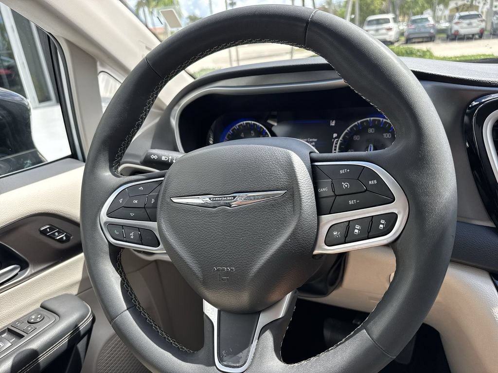 Used 2024 Chrysler Pacifica Touring-L FWD image 54