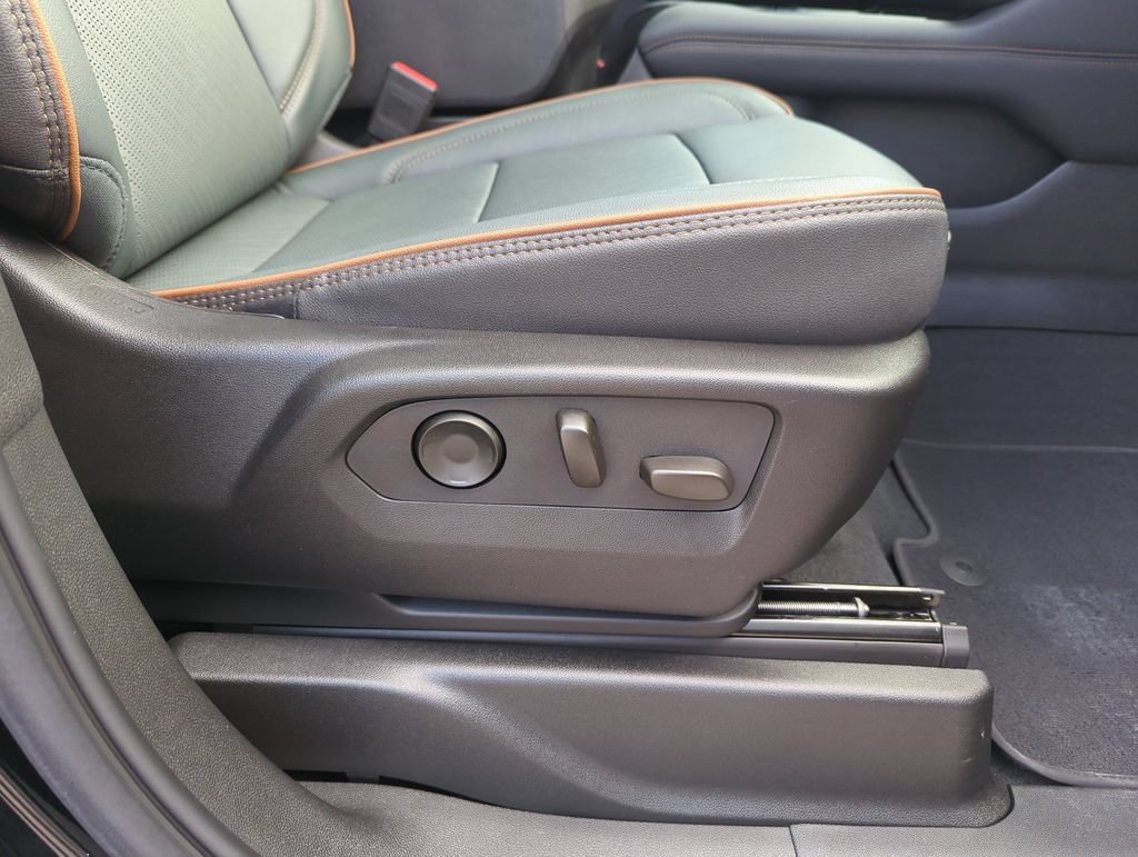 Used 2025 GMC Yukon AT4 w/ AT4 Premium Package AWD/4WD image 41