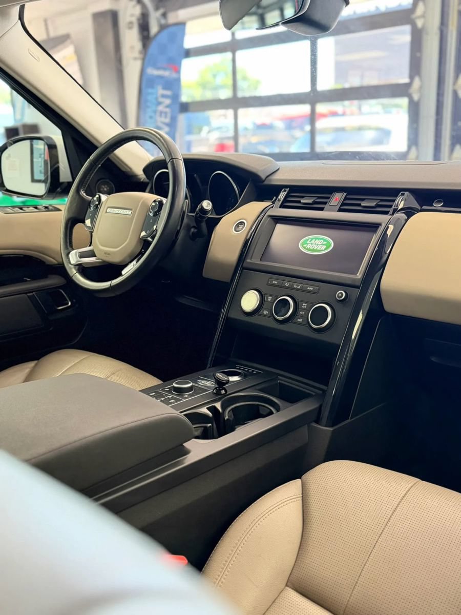Used 2020 Land Rover Discovery SE AWD/4WD image 17