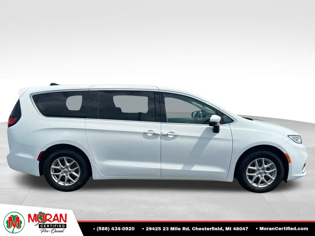 Used 2023 Chrysler Pacifica Touring-L FWD image 6