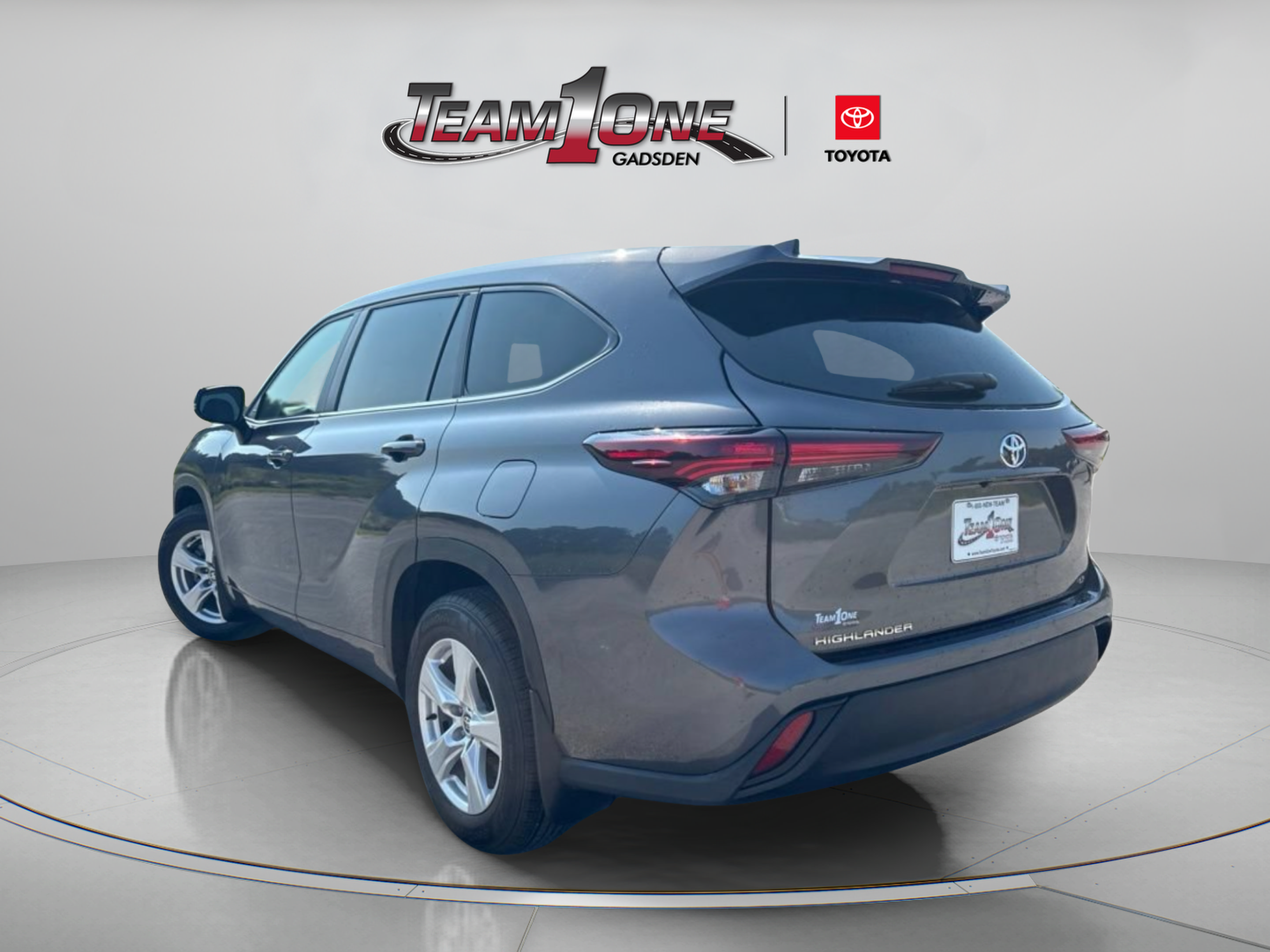 Used 2025 Toyota Highlander LE FWD image 6