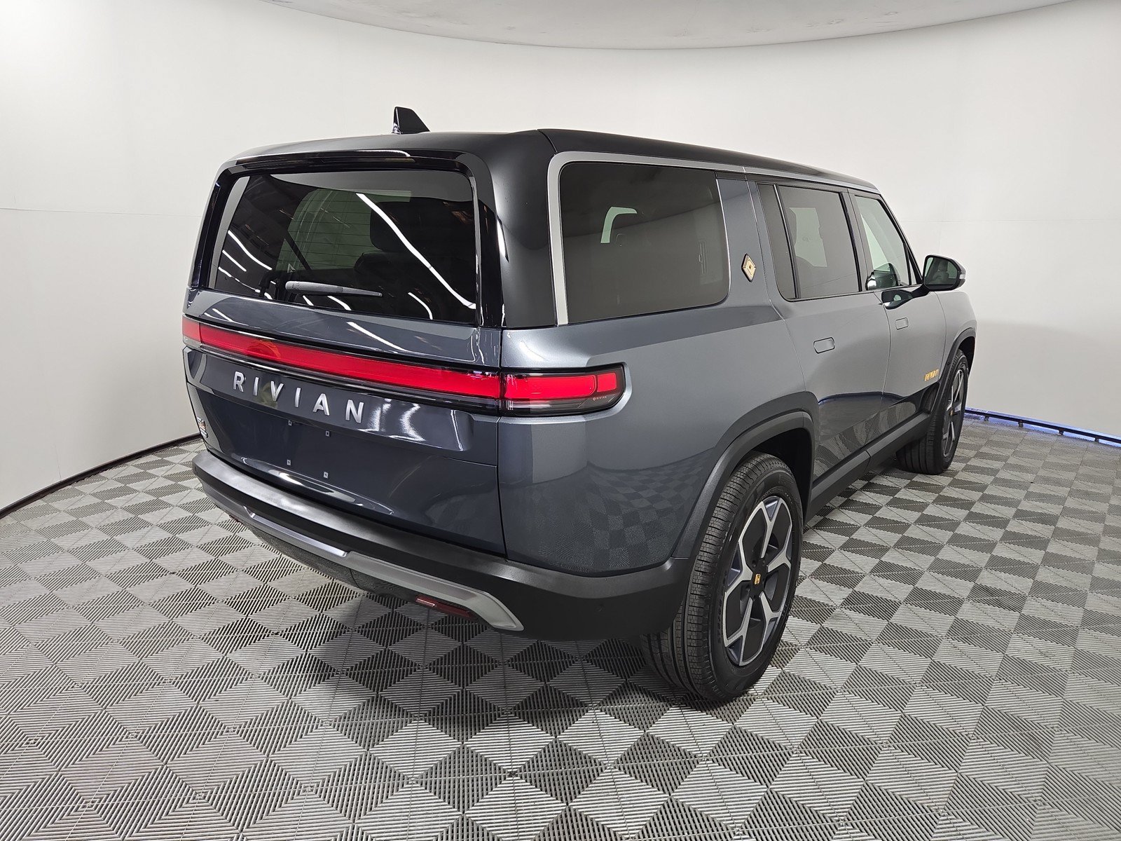 Used 2024 Rivian R1S Adventure AWD/4WD image 5