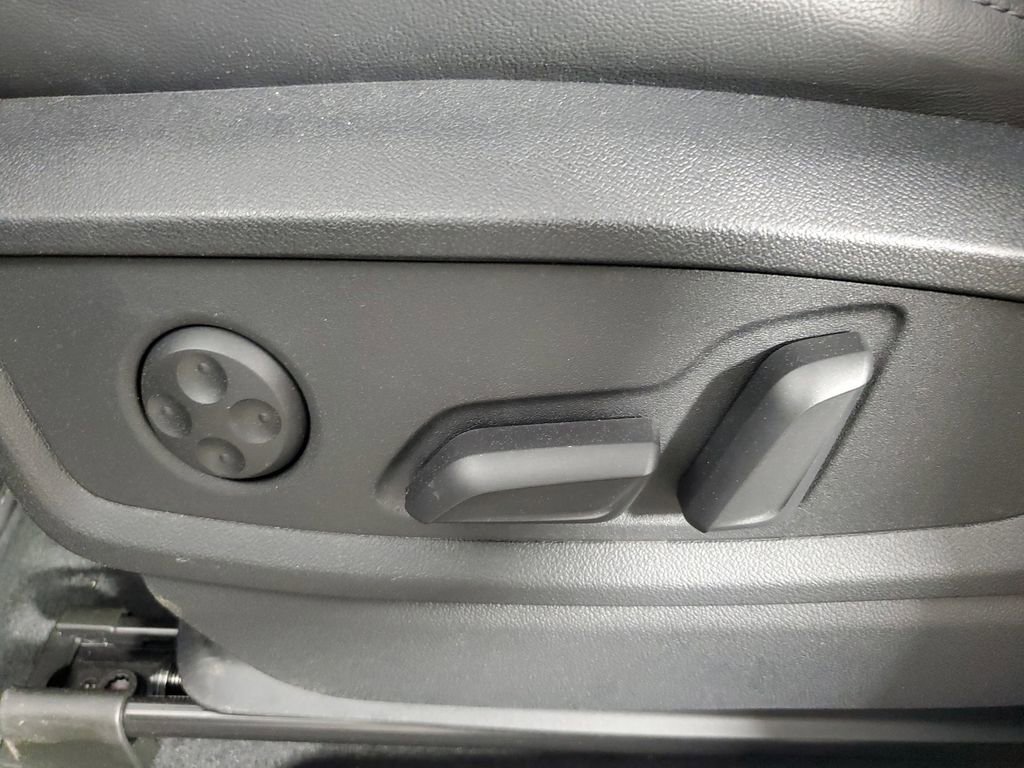 Used 2024 Audi Q5 e Prestige w/ Prestige Package image 21