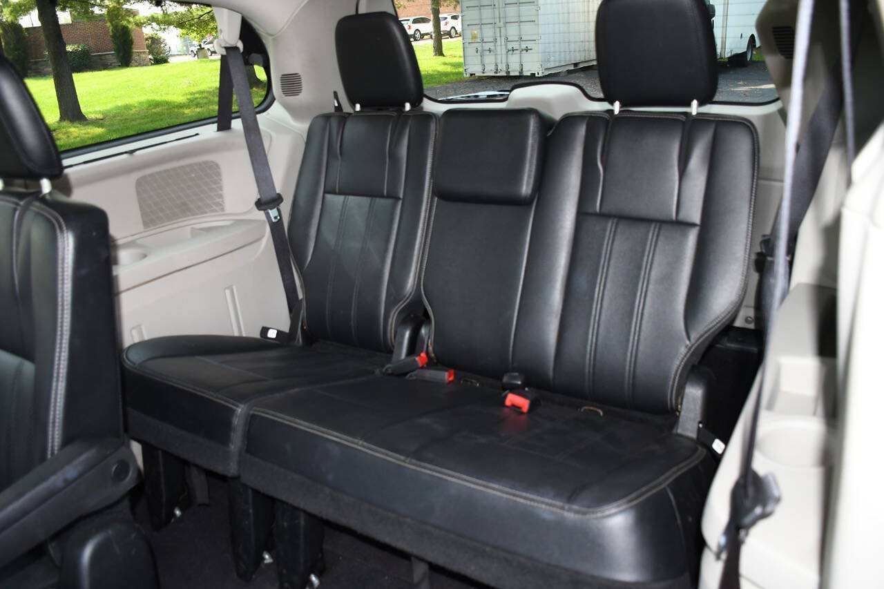 Used 2015 Chrysler Town & Country Touring-L w/ Driver Convenience Group FWD image 19