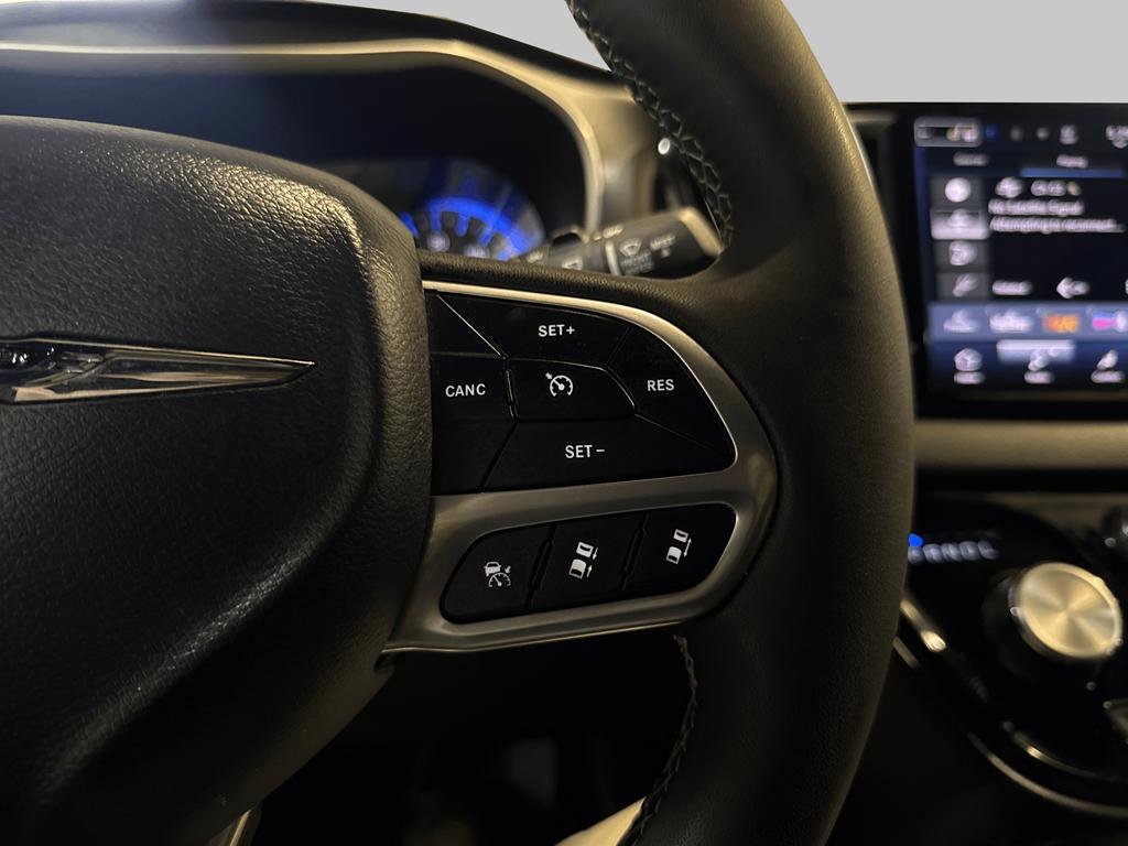 Used 2025 Chrysler Pacifica Select FWD image 16