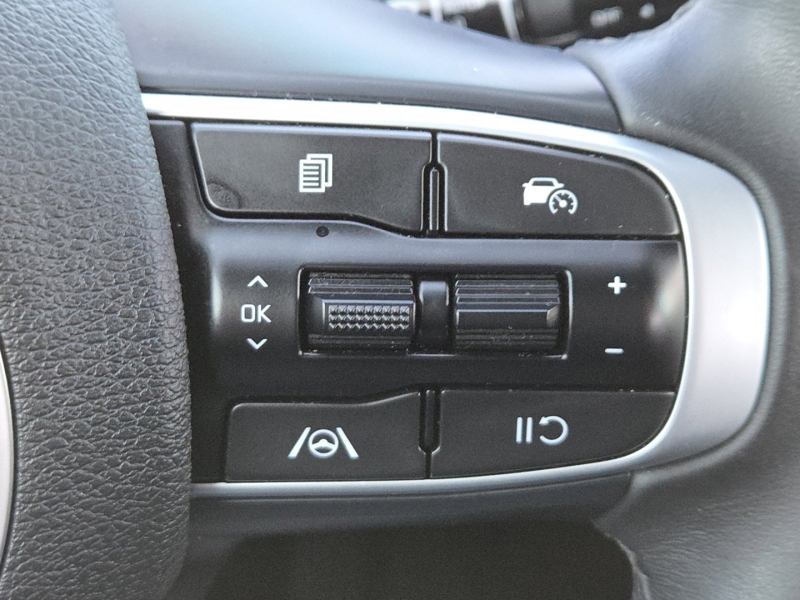 Used 2025 Kia Sportage X-Line w/ Premium Package image 34