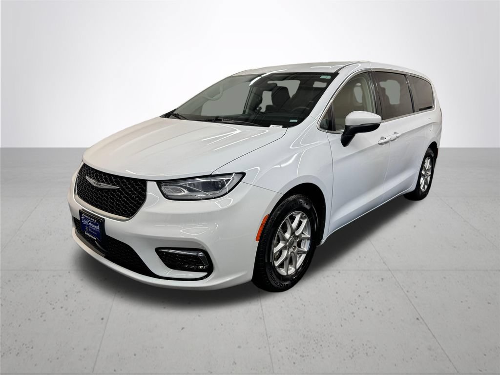 Used 2023 Chrysler Pacifica Touring-L FWD image 2