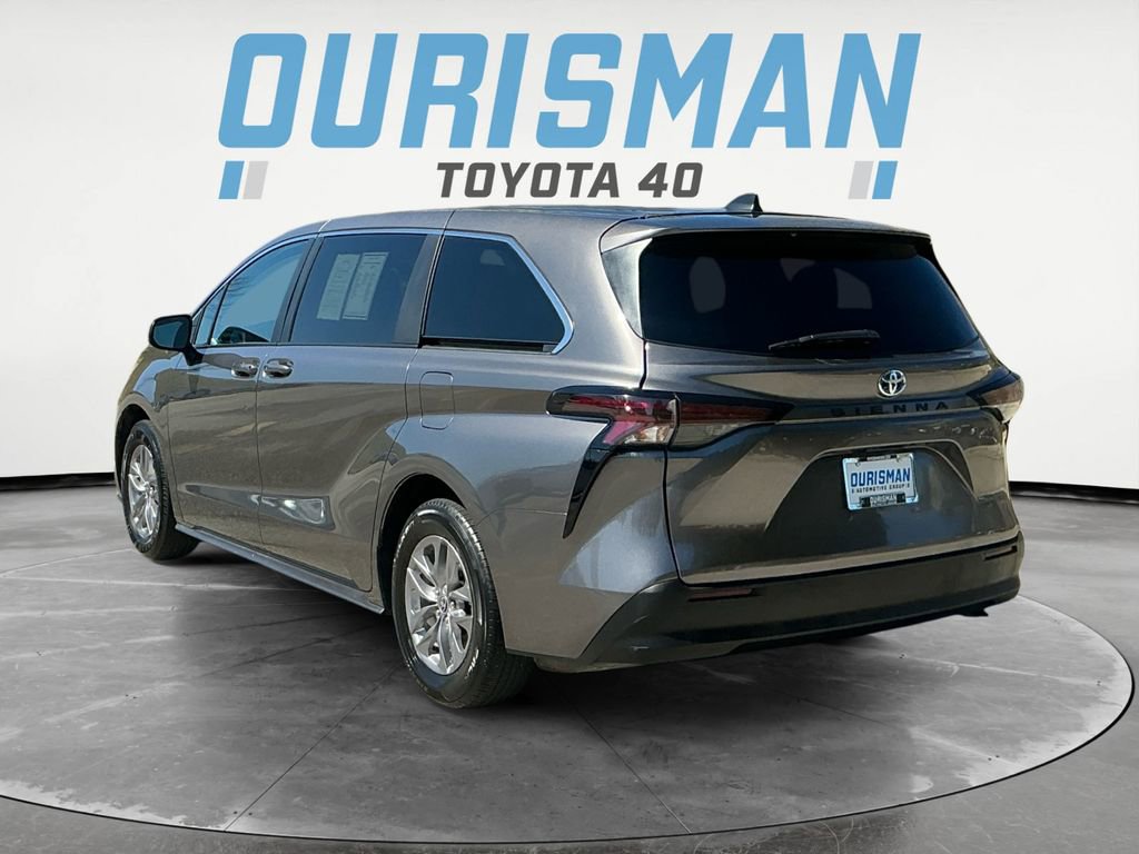 Used 2024 Toyota Sienna LE image 5