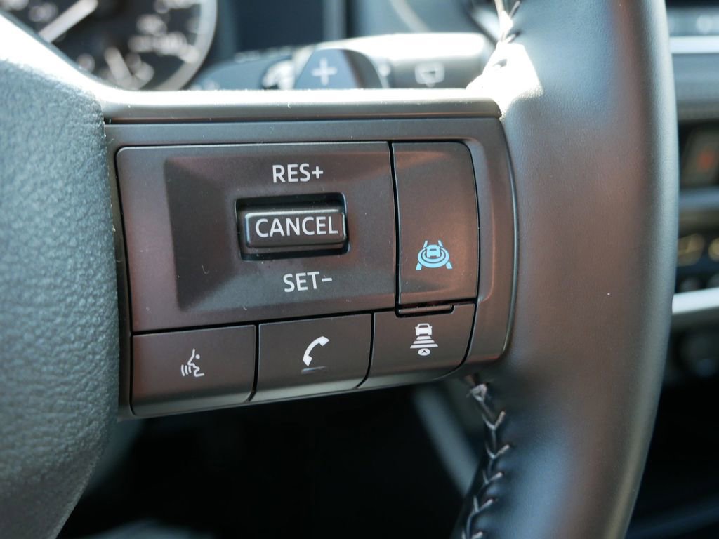 Used 2025 Nissan Rogue SV AWD/4WD image 33