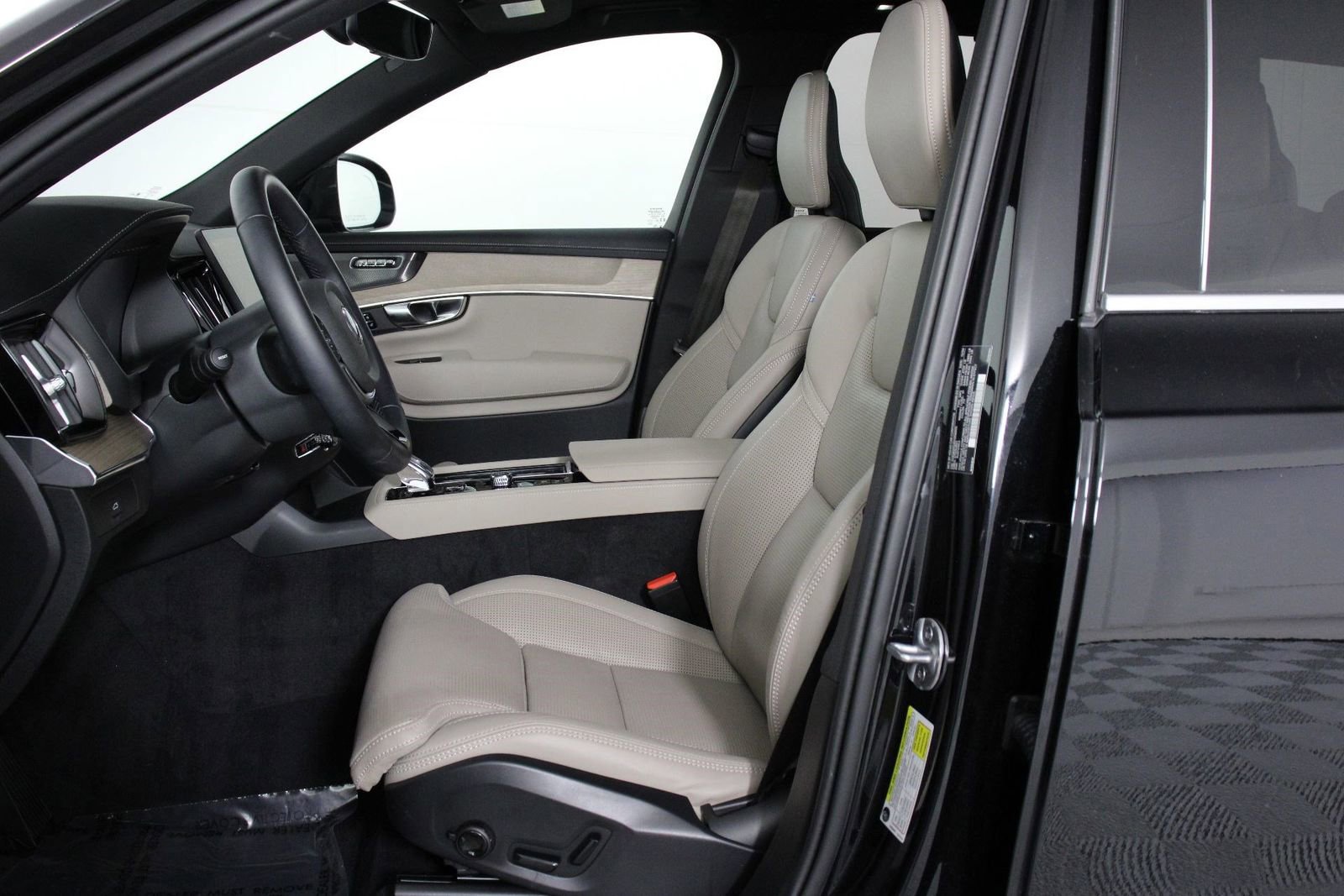 Certified 2025 Volvo XC90 B6 Ultra image 31