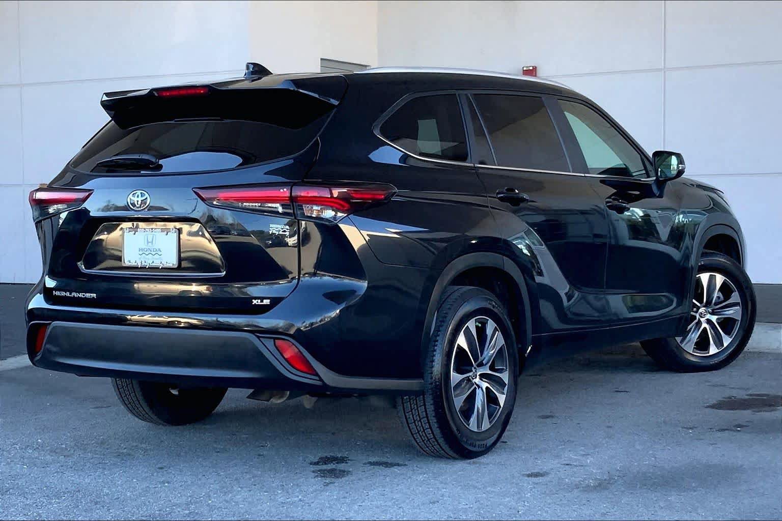 Used 2024 Toyota Highlander XLE FWD image 24