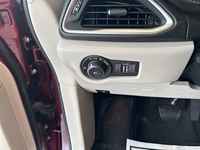 Used 2017 Chrysler Pacifica Touring-L FWD image 14