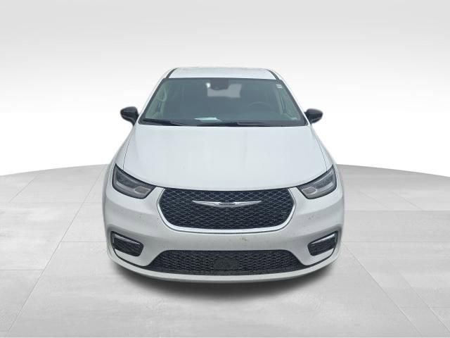 Used 2024 Chrysler Pacifica Touring-L image 9