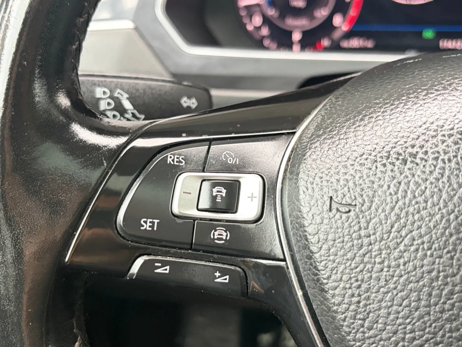 Used 2019 Volkswagen Tiguan SEL Premium w/ 3rd Row Seat Package AWD/4WD image 32