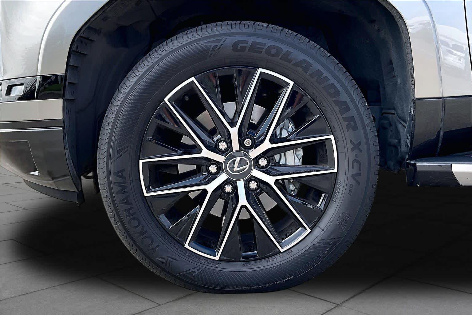 Used 2025 Lexus GX 550 w/ Accessory Package (2T) AWD/4WD image 9
