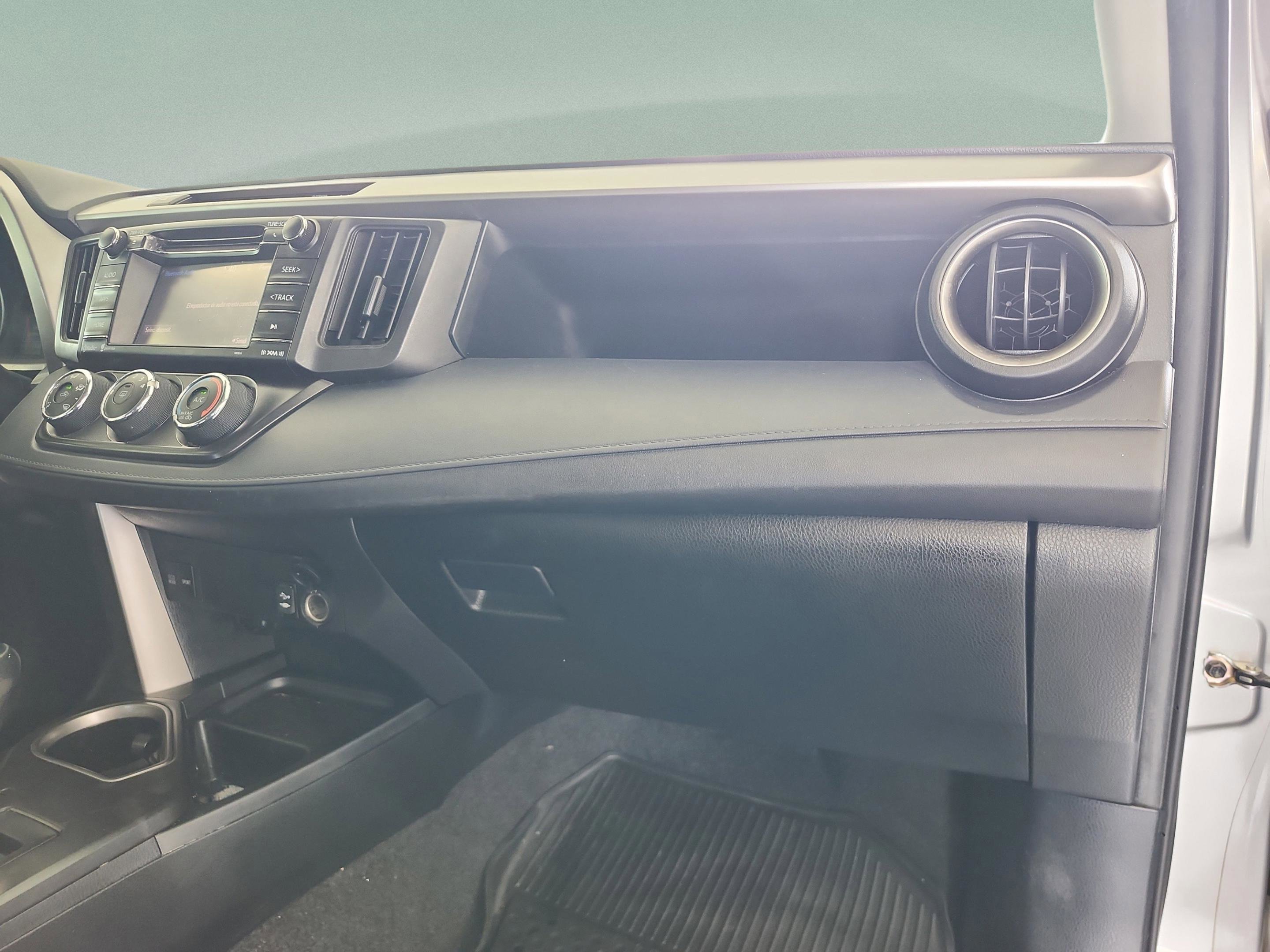 Used 2018 Toyota RAV4 LE FWD image 20