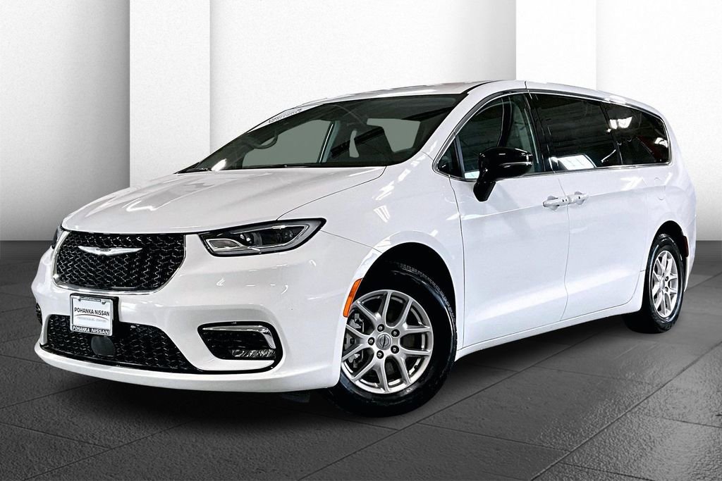 Used 2024 Chrysler Pacifica Touring-L FWD image 12