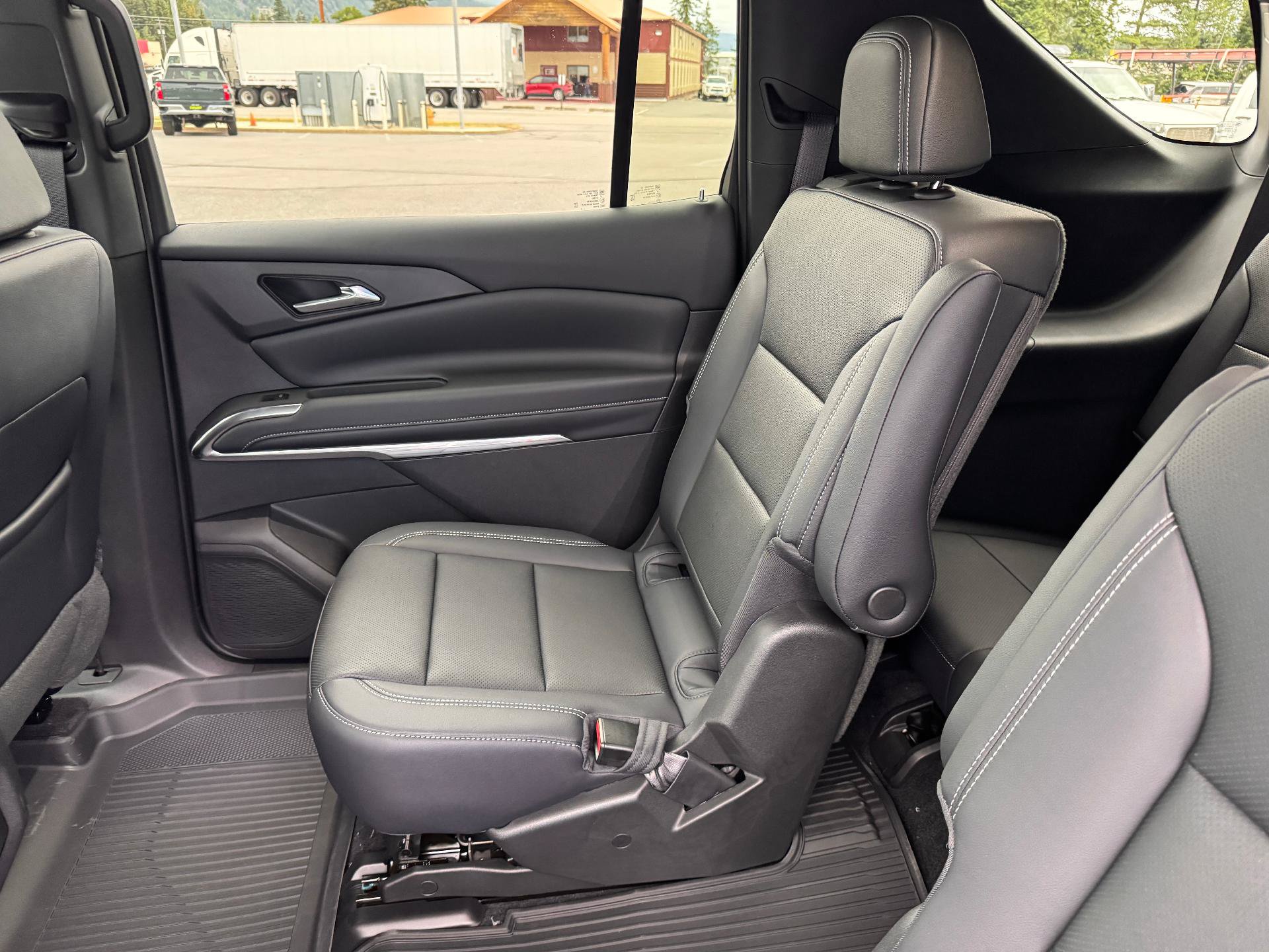 New 2026 Chevrolet Traverse LT w/ Sun and Wheel Package AWD/4WD image 16