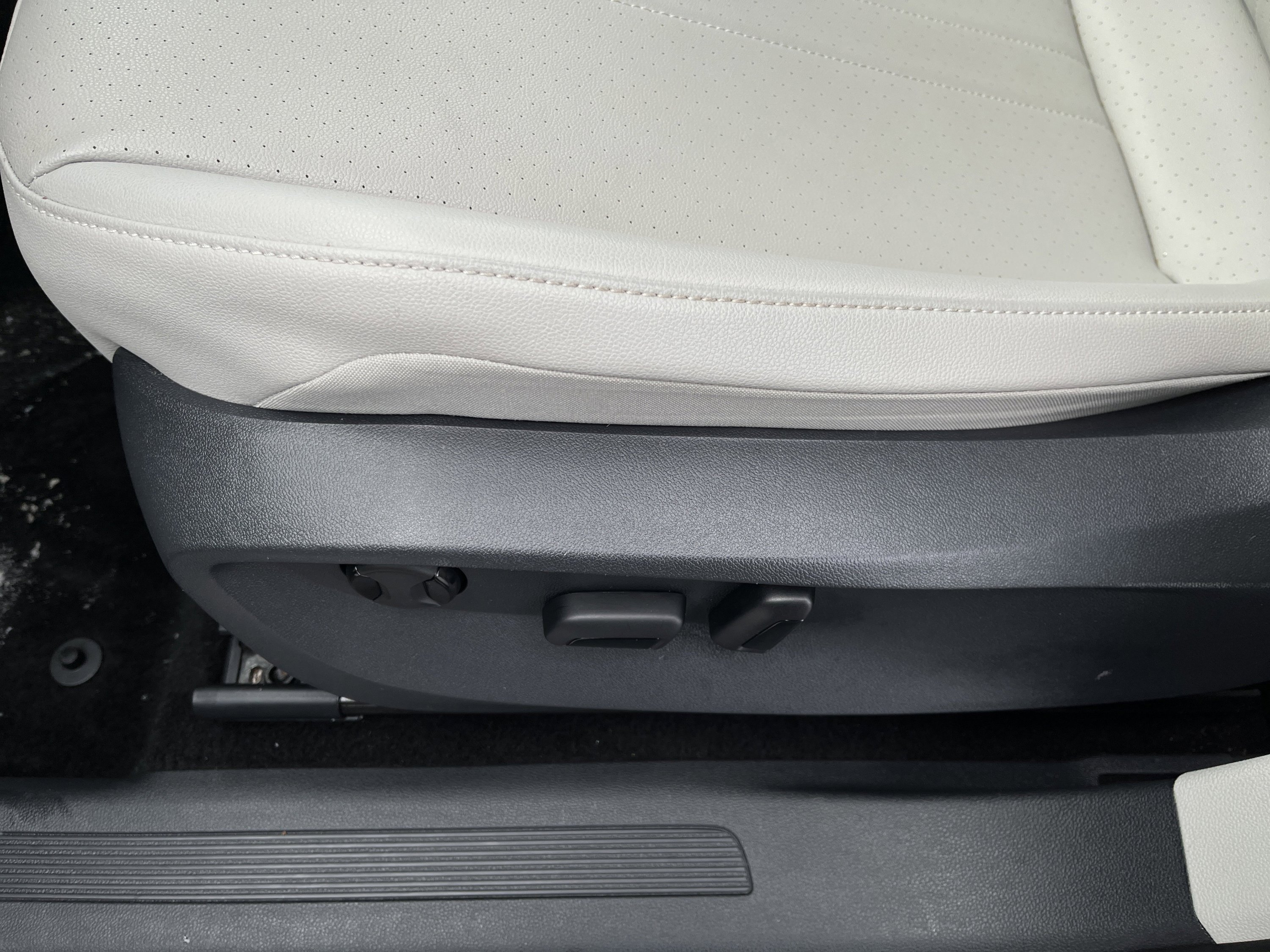 Used 2022 Volkswagen Tiguan SE image 16