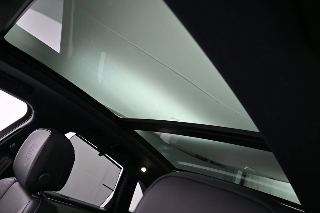 Certified 2026 Porsche Macan AWD/4WD image 11