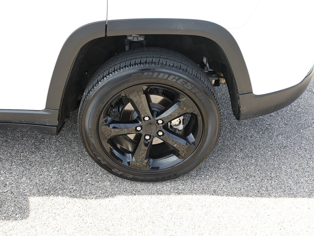 Used 2023 Jeep Grand Cherokee Altitude AWD/4WD image 4