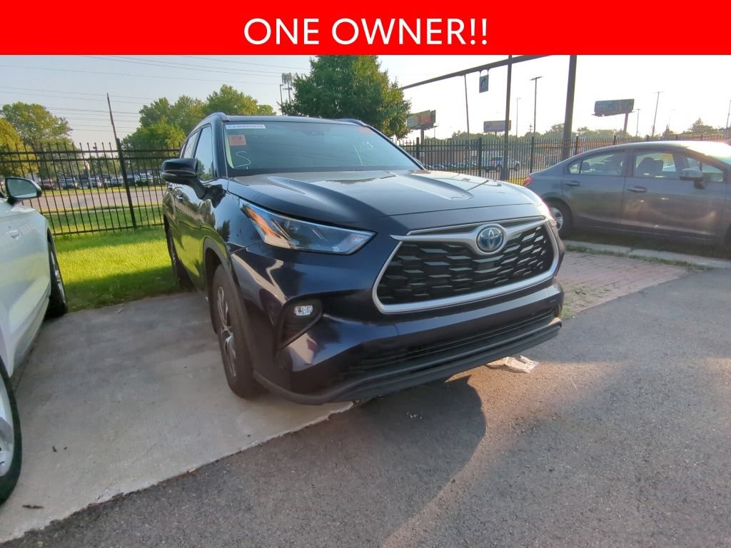 Used 2023 Toyota Highlander XLE AWD/4WD image 3