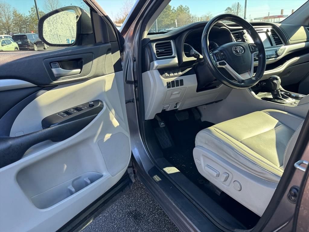 Used 2018 Toyota Highlander XLE image 14