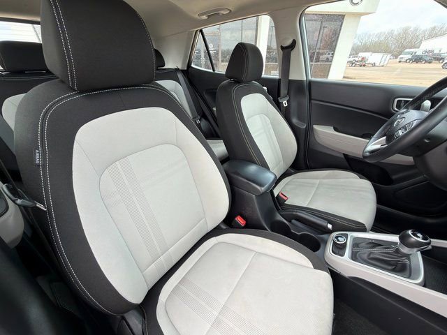 Used 2024 Hyundai Venue SEL image 25