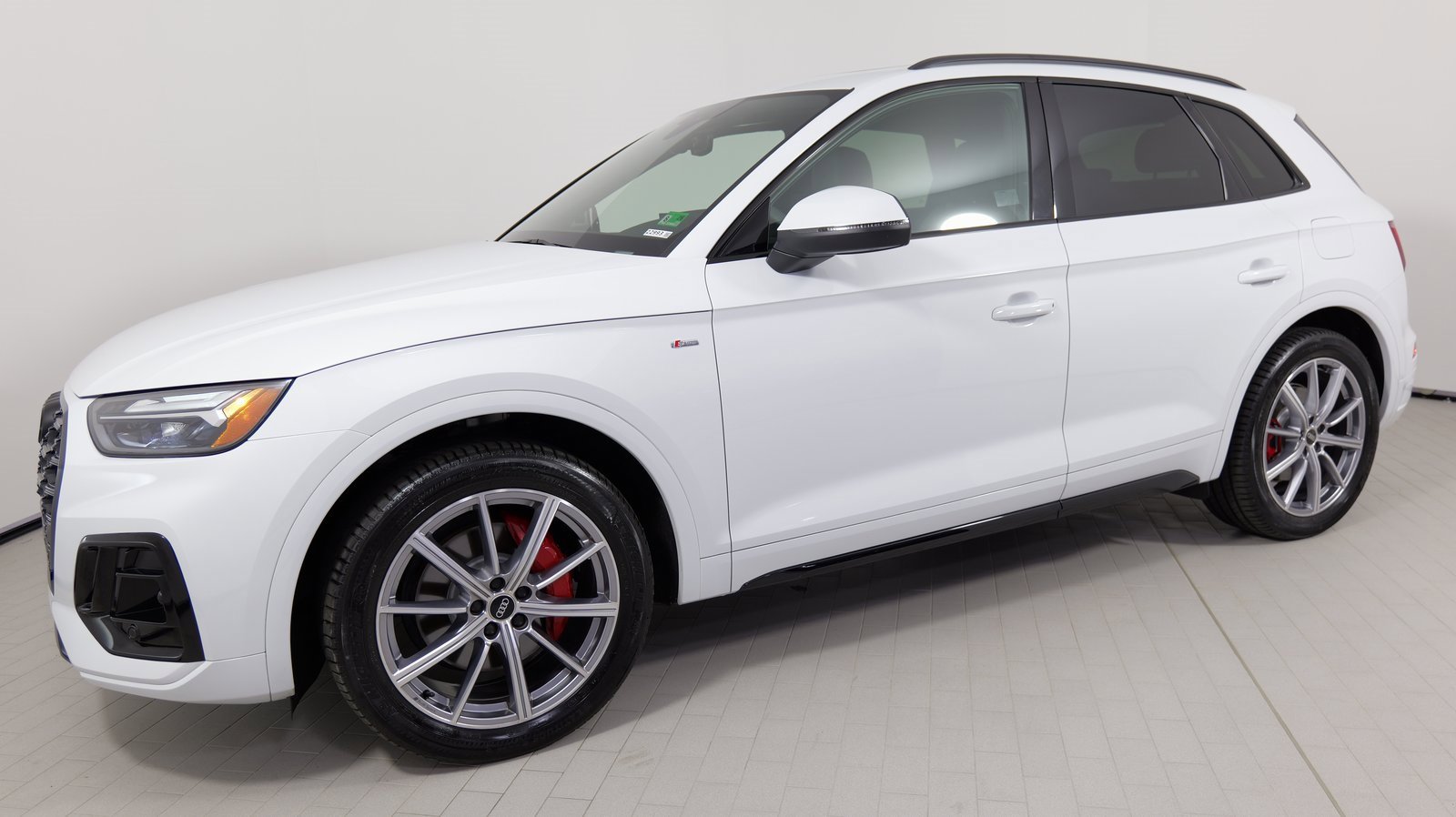 Used 2024 Audi Q5 e Premium Plus w/ Premium Plus Package image 4