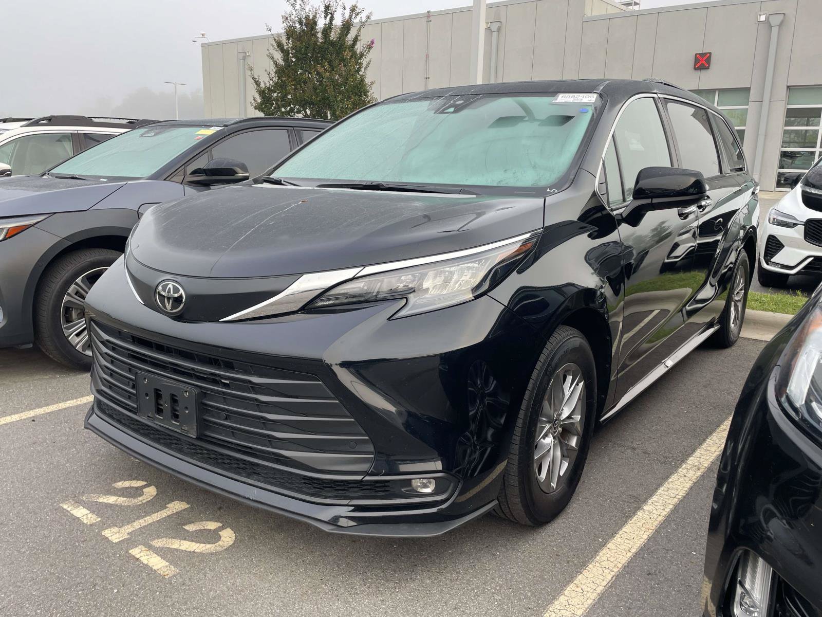 Used 2026 Toyota Sienna XLE FWD image 2