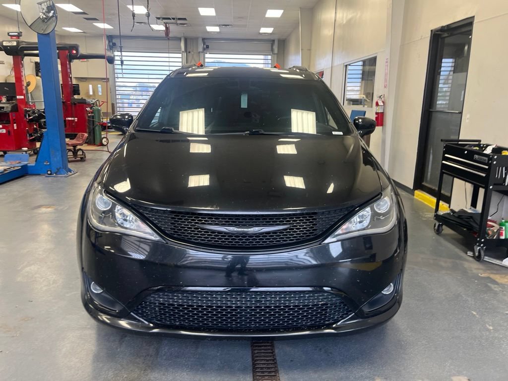Used 2018 Chrysler Pacifica Touring-L w/ S Appearance Package FWD image 16