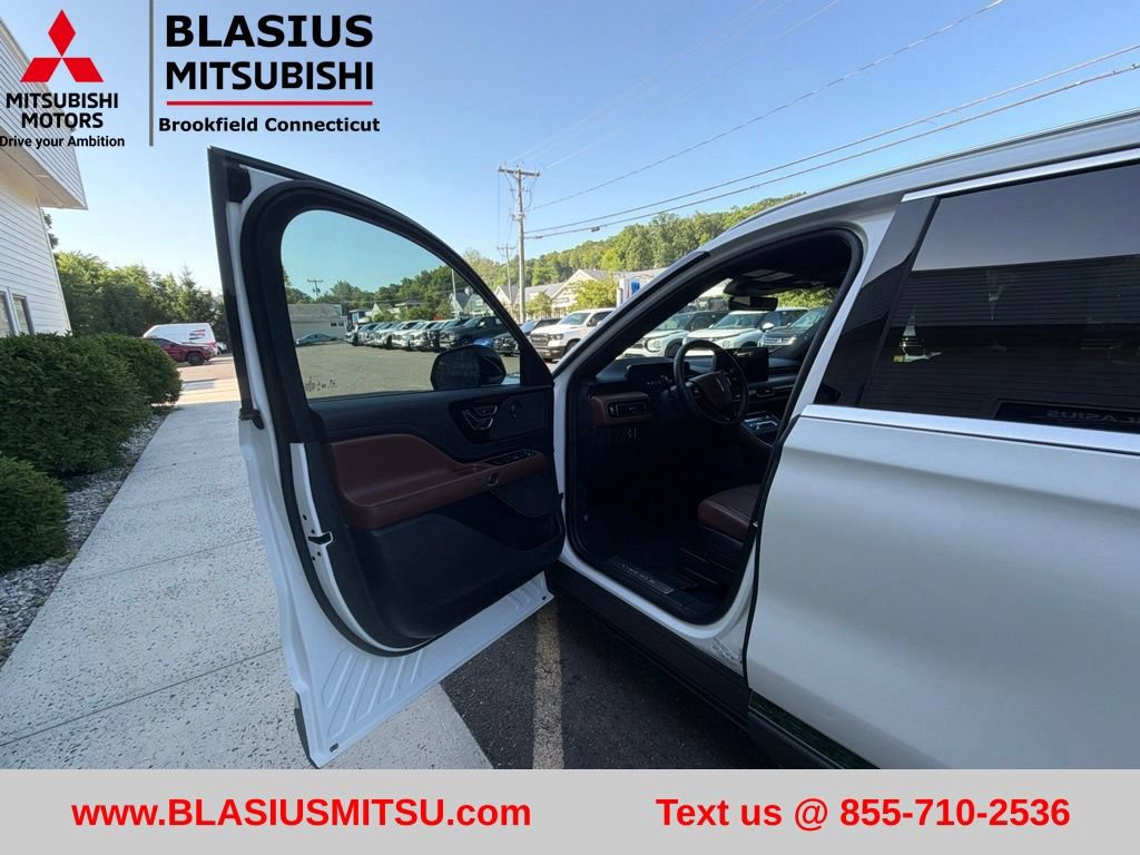 Used 2025 Lincoln Aviator Reserve AWD/4WD image 11