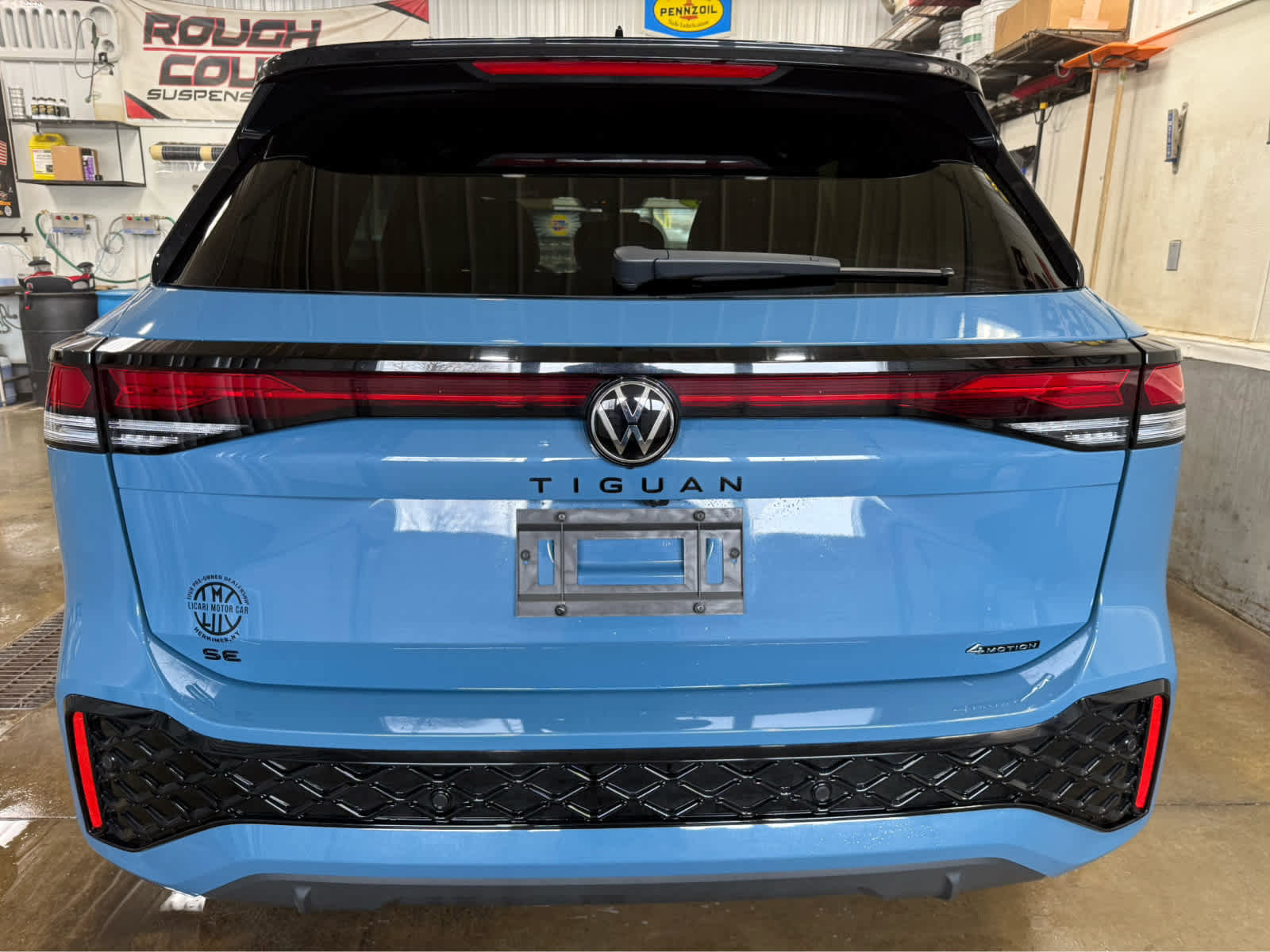 Used 2025 Volkswagen Tiguan SE R-Line AWD/4WD image 6