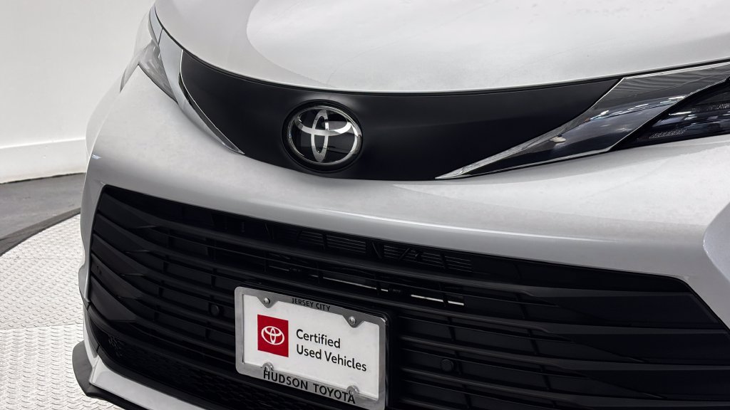 Certified 2026 Toyota Sienna XLE FWD image 2