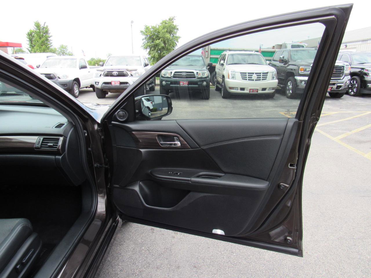 Used 2016 Honda Accord Touring image 30