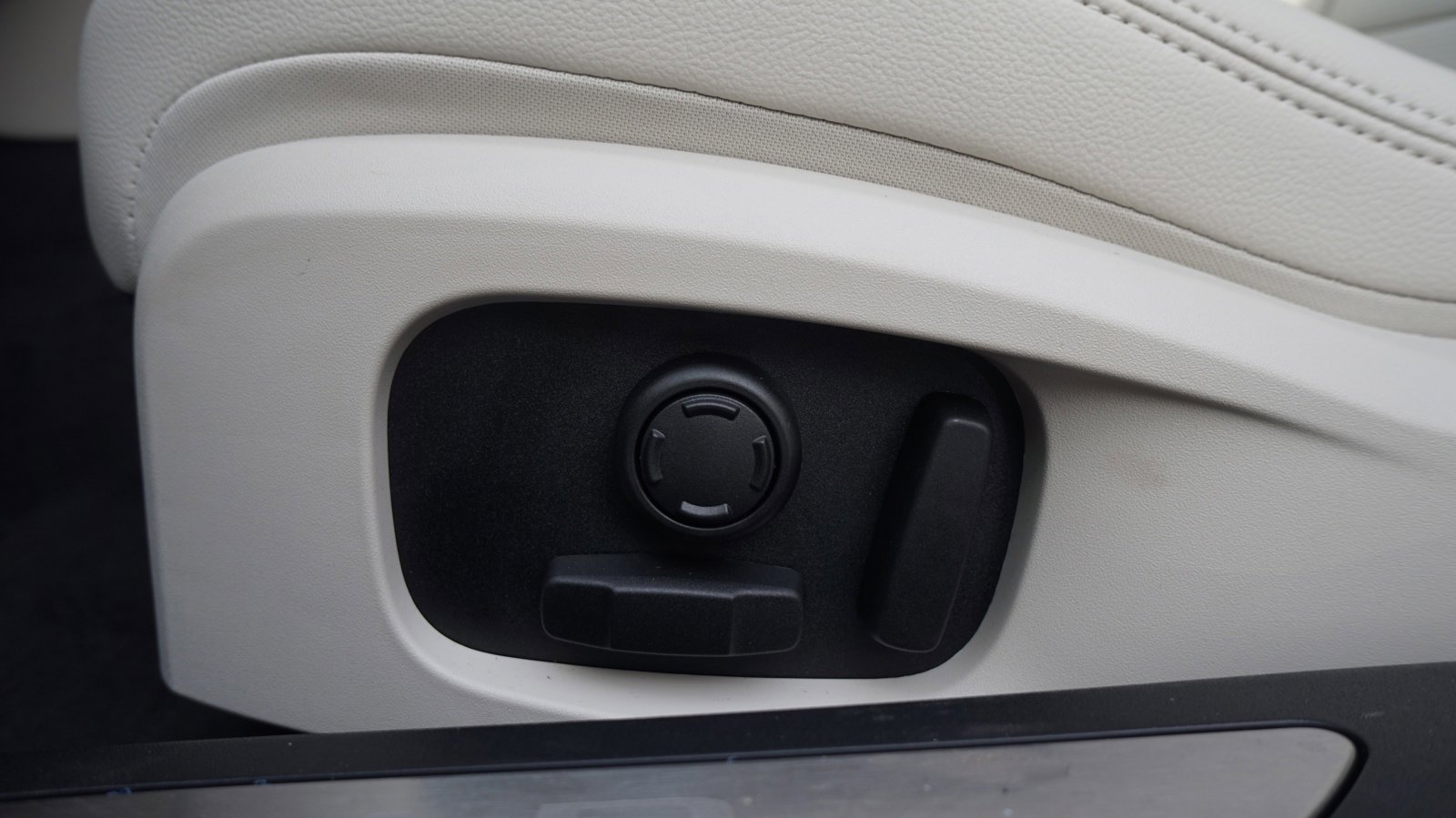 Used 2024 Jaguar XF R-Dynamic SE image 12