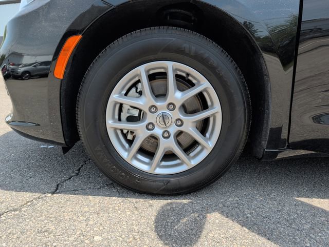 Used 2025 Chrysler Pacifica Select FWD image 30