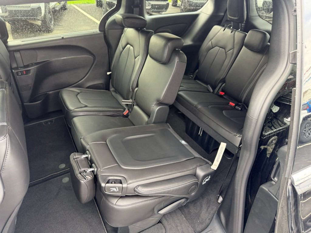 New 2026 Chrysler Pacifica Select FWD image 36